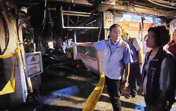 ▲桃市府經發局局長張誠會同南門市場公有市場攤商自治會人員進入火場勘驗。（圖／市府經發局提供）