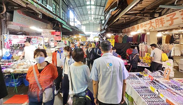 ▲桃園南門市場大火後，經發局長張誠昨天會同南門市場公有市場攤商自治會人員勘驗未受損攤商經營狀況。（圖／市府經發局提供）