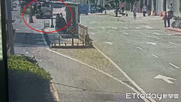 ▲▼ 台北公車撞告示牌            。（圖／記者邱中岳翻攝）