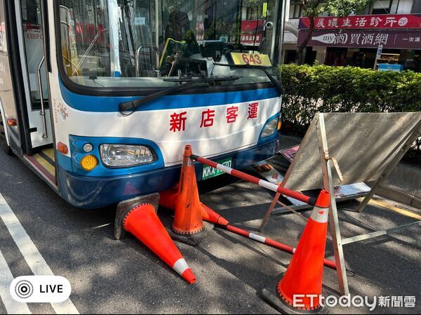 ▲▼ 台北公車撞告示牌            。（圖／記者邱中岳翻攝）