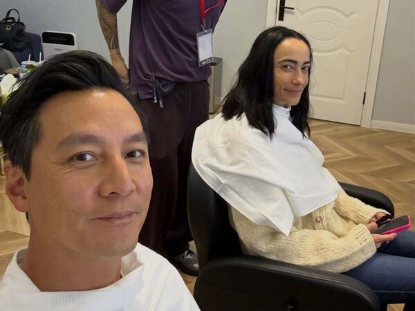 ▲吳彥祖公開與老婆Lisa合照，睽違23年再度合作。（圖／翻攝自IG／吳彥祖）