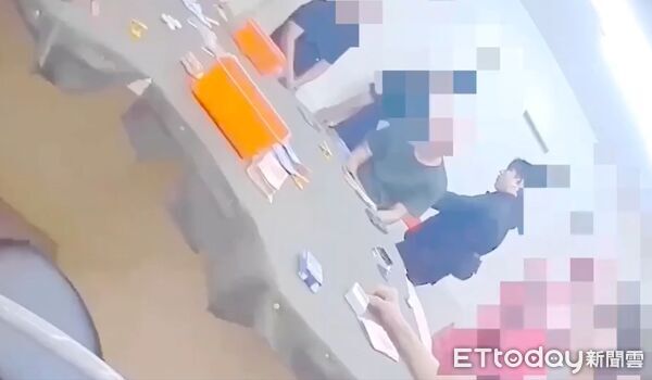 ▲▼北市萬華分局查獲「士九」賭場，逮捕13名賭客，2名工作人員以及2名老闆，查扣賭資18萬。（圖／記者邱中岳翻攝）