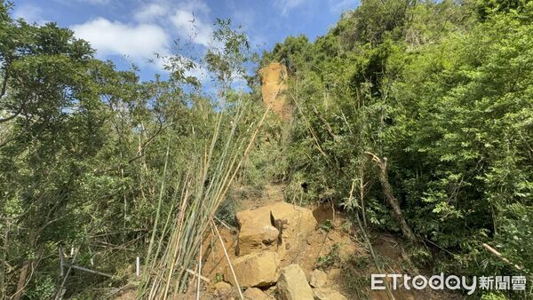 ▲基隆暖暖區興隆街邊坡坍塌封閉。（圖／記者郭世賢翻攝）