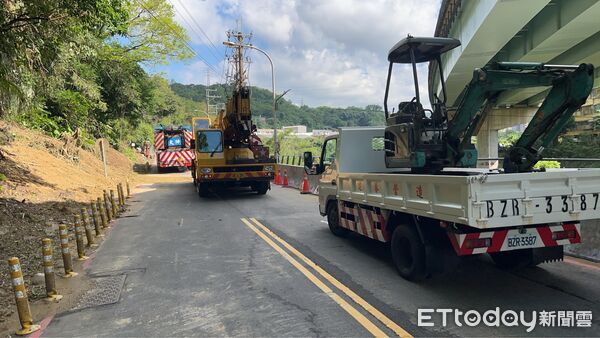 ▲基隆暖暖區興隆街邊坡坍塌封閉。（圖／記者郭世賢翻攝）