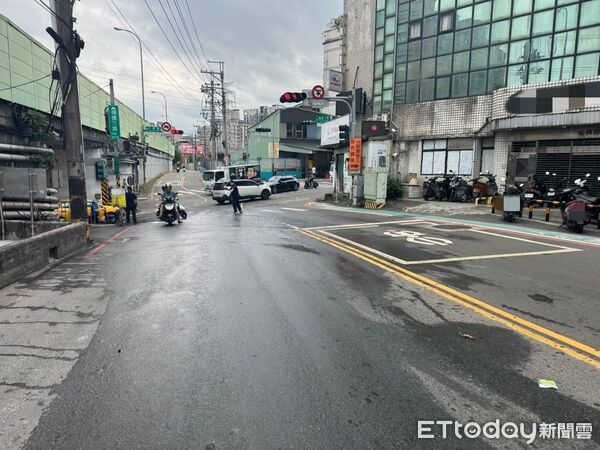 ▲▼            汐止一輛貨車載運的豆腐掉出，造成3名機車騎士摔車。（圖／記者邱中岳翻攝，下同）
