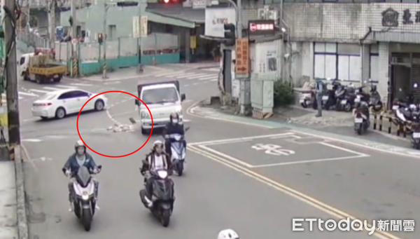 ▲▼            汐止一輛貨車載運的豆腐掉出，造成3名機車騎士摔車。（圖／記者邱中岳翻攝，下同）