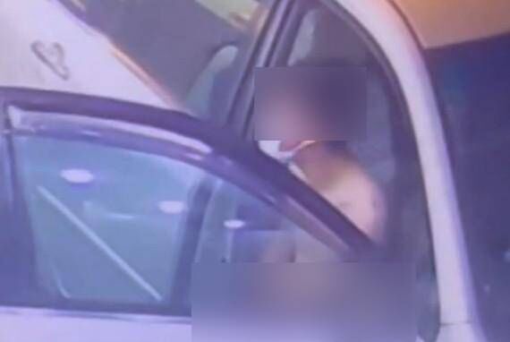 ▲彰化1名男子站在某超商前裸體尿尿DIY。（資料圖／民眾提供）