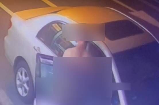 ▲彰化1名男子站在某超商前裸體尿尿DIY。（資料圖／民眾提供）