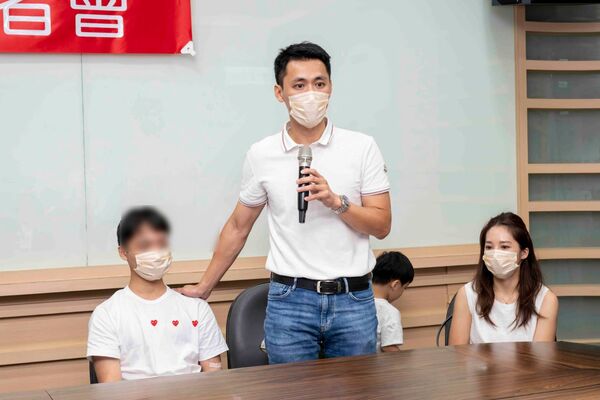 ▲康橋學校受傷顏姓同學與家長及校長返回彰基捐贈。（圖／彰基提供）