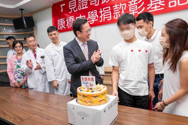 ▲康橋學校受傷顏姓同學與家長及校長返回彰基捐贈。（圖／彰基提供）