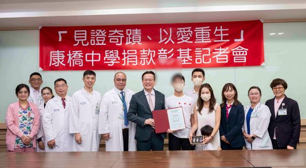 ▲康橋學校受傷顏姓同學與家長及校長返回彰基捐贈。（圖／彰基提供）