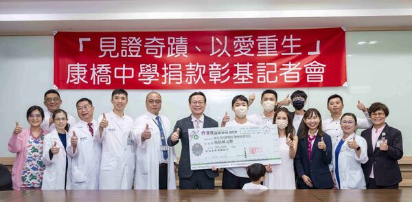 ▲康橋學校受傷顏姓同學與家長及校長返回彰基捐贈。（圖／彰基提供）