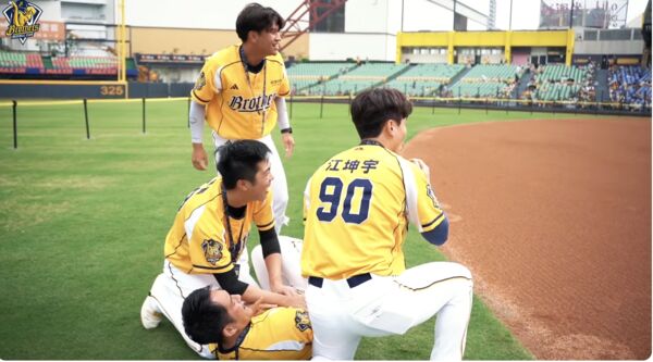 ▲▼兄弟總教練平野惠一遭球員們壓制。（圖／翻攝自YouTube／CTBC Brothers 中信兄弟官方頻道）