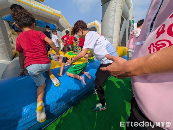 ▲陳亭妃於「妃妃姐姐太空萌樂園」公佈「教育十現美景」，吸引眾多親子參加。（記者林東良翻攝，下同）