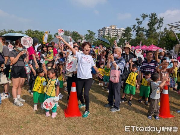 ▲陳亭妃於「妃妃姐姐太空萌樂園」公佈「教育十現美景」，吸引眾多親子參加。（記者林東良翻攝，下同）