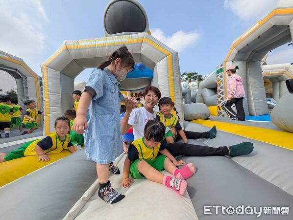 ▲陳亭妃於「妃妃姐姐太空萌樂園」公佈「教育十現美景」，吸引眾多親子參加。（記者林東良翻攝，下同）