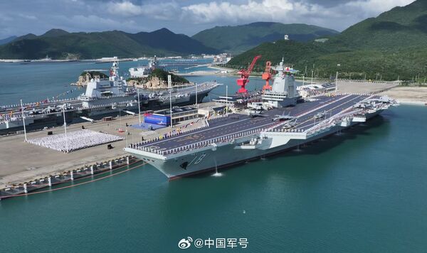 ▲▼福建艦入列授旗儀式5日在海南三亞某軍港舉行。（圖／翻攝微博）