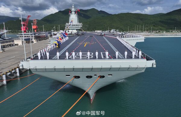 ▲▼福建艦入列授旗儀式5日在海南三亞某軍港舉行。（圖／翻攝微博）