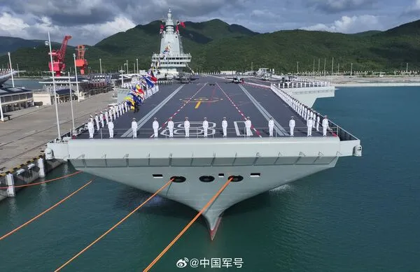 ▲▼福建艦入列授旗儀式5日在海南三亞某軍港舉行。（圖／翻攝微博）