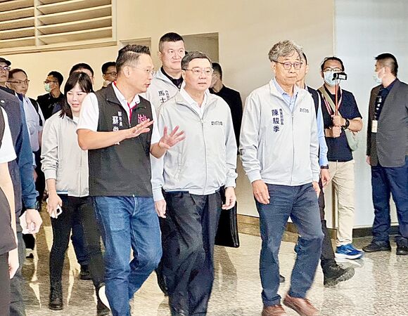 ▲閣揆卓榮泰今天上午視察桃機北登機廊廳工程概況及非洲豬瘟邊境檢疫措施，桃市副市長蘇俊賓也到場陪同。（圖／市府新聞處提供）