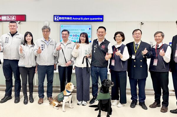 ▲閣揆卓榮泰今天上午視察桃機邊境檢疫措施，會後與政院部會與出席人員合影。（圖／市府新聞處提供）