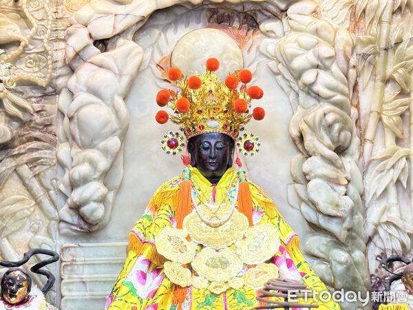 ▲農曆九月十九日是觀世音菩薩出家紀念日，台南市安平觀音亭於11月8日舉辦盛大法會及「觀音佛誕平安宴」，中午平安宴開270桌，逾2千多人與會祝壽，場面熱鬧非凡。（圖／記者林東良翻攝，下同）