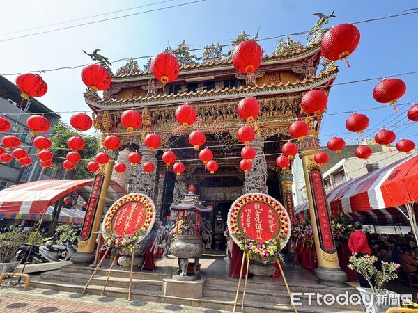 ▲農曆九月十九日是觀世音菩薩出家紀念日，台南市安平觀音亭於11月8日舉辦盛大法會及「觀音佛誕平安宴」，中午平安宴開270桌，逾2千多人與會祝壽，場面熱鬧非凡。（圖／記者林東良翻攝，下同）