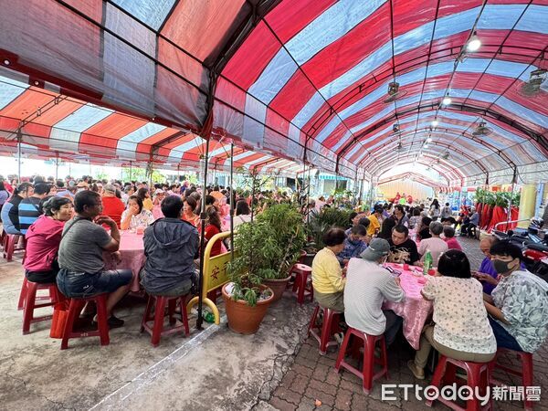 ▲農曆九月十九日是觀世音菩薩出家紀念日，台南市安平觀音亭於11月8日舉辦盛大法會及「觀音佛誕平安宴」，中午平安宴開270桌，逾2千多人與會祝壽，場面熱鬧非凡。（圖／記者林東良翻攝，下同）