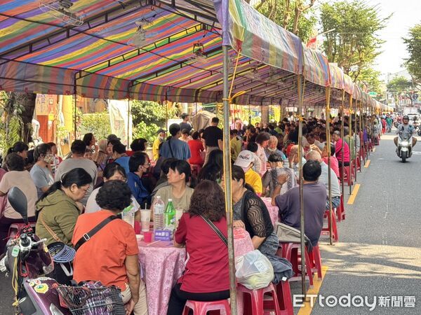 ▲農曆九月十九日是觀世音菩薩出家紀念日，台南市安平觀音亭於11月8日舉辦盛大法會及「觀音佛誕平安宴」，中午平安宴開270桌，逾2千多人與會祝壽，場面熱鬧非凡。（圖／記者林東良翻攝，下同）