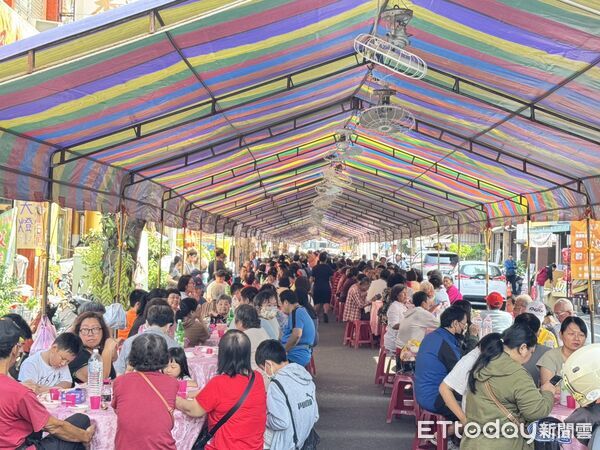 ▲農曆九月十九日是觀世音菩薩出家紀念日，台南市安平觀音亭於11月8日舉辦盛大法會及「觀音佛誕平安宴」，中午平安宴開270桌，逾2千多人與會祝壽，場面熱鬧非凡。（圖／記者林東良翻攝，下同）