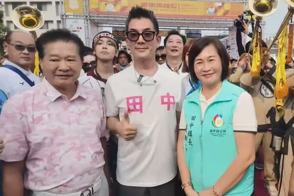 ▲今天大甲媽祖寶斗媽祖與田中媽祖齊聚上演三媽會，為田中馬賜福。（圖／翻攝自大甲鎮瀾宮直播）