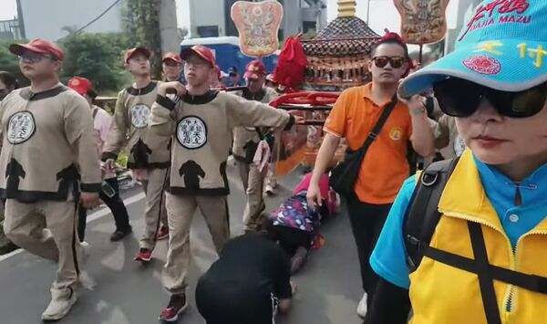 ▲今天大甲媽祖寶斗媽祖與田中媽祖齊聚上演三媽會，為田中馬賜福。（圖／翻攝自大甲鎮瀾宮直播）