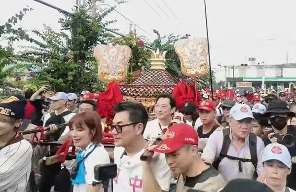 ▲今天大甲媽祖寶斗媽祖與田中媽祖齊聚上演三媽會，為田中馬賜福。（圖／翻攝自大甲鎮瀾宮直播）