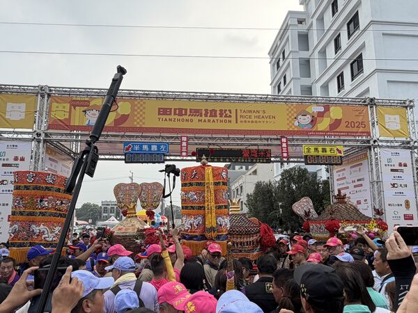 ▲今天大甲媽祖寶斗媽祖與田中媽祖齊聚上演三媽會，為田中馬賜福。（圖／翻攝自大甲鎮瀾宮直播）