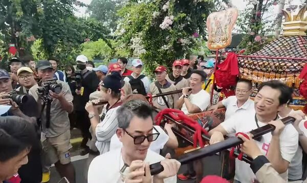 ▲今天大甲媽祖寶斗媽祖與田中媽祖齊聚上演三媽會，為田中馬賜福。（圖／翻攝自大甲鎮瀾宮直播）