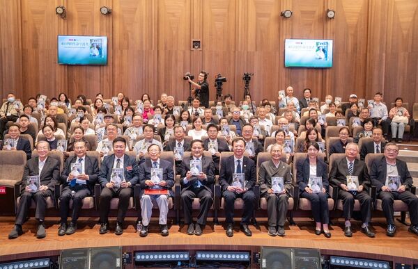 ▲▼林欣榮院長新書《醫療希望在花蓮》發表會，天下文化事業群創辦人高希均教授（前排左四）、慈濟林碧玉副總（前排右四）、衛生福利部部長石崇良（前排右五）、生物技術開發中心董事長涂醒哲（前排左二）、中央研究院院長林昭庚教授（前排右二）以及考試院前院長黃榮村（前排左一）等人致詞推薦林院長在經營醫院的同時，致力於推動創新研發、中西醫合療的創舉與成果。（圖／花蓮慈濟提供）