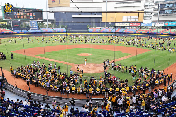 ▲▼中信兄弟感謝祭、王威晨。（圖／中信兄弟提供）