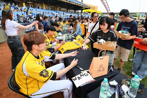 ▲▼中信兄弟感謝祭、王威晨。（圖／中信兄弟提供）