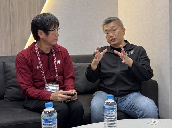 ▲樂天宿舍爭議「會長出手」！蔡其昌當面要求改善　盼能加碼投資台灣。（圖／中華職棒提供）