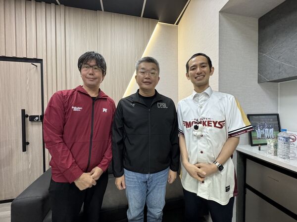 ▲樂天宿舍爭議「會長出手」！蔡其昌當面要求改善　盼能加碼投資台灣。（圖／中華職棒提供）