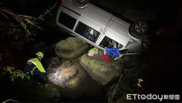 ▲▼全家四口開開車出遊，不慎墜落3公尺溪谷獲救。（圖／記者楊永盛翻攝）