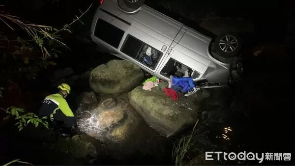 ▲▼全家四口開開車出遊，不慎墜落3公尺溪谷獲救。（圖／記者楊永盛翻攝）