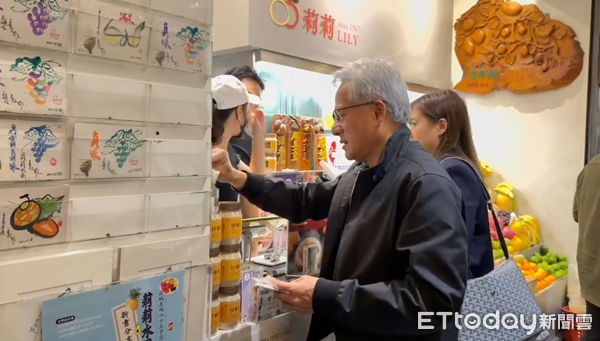 不只吃溫體牛!黃仁勳現身「莉莉水果店」 老闆驚喜合照