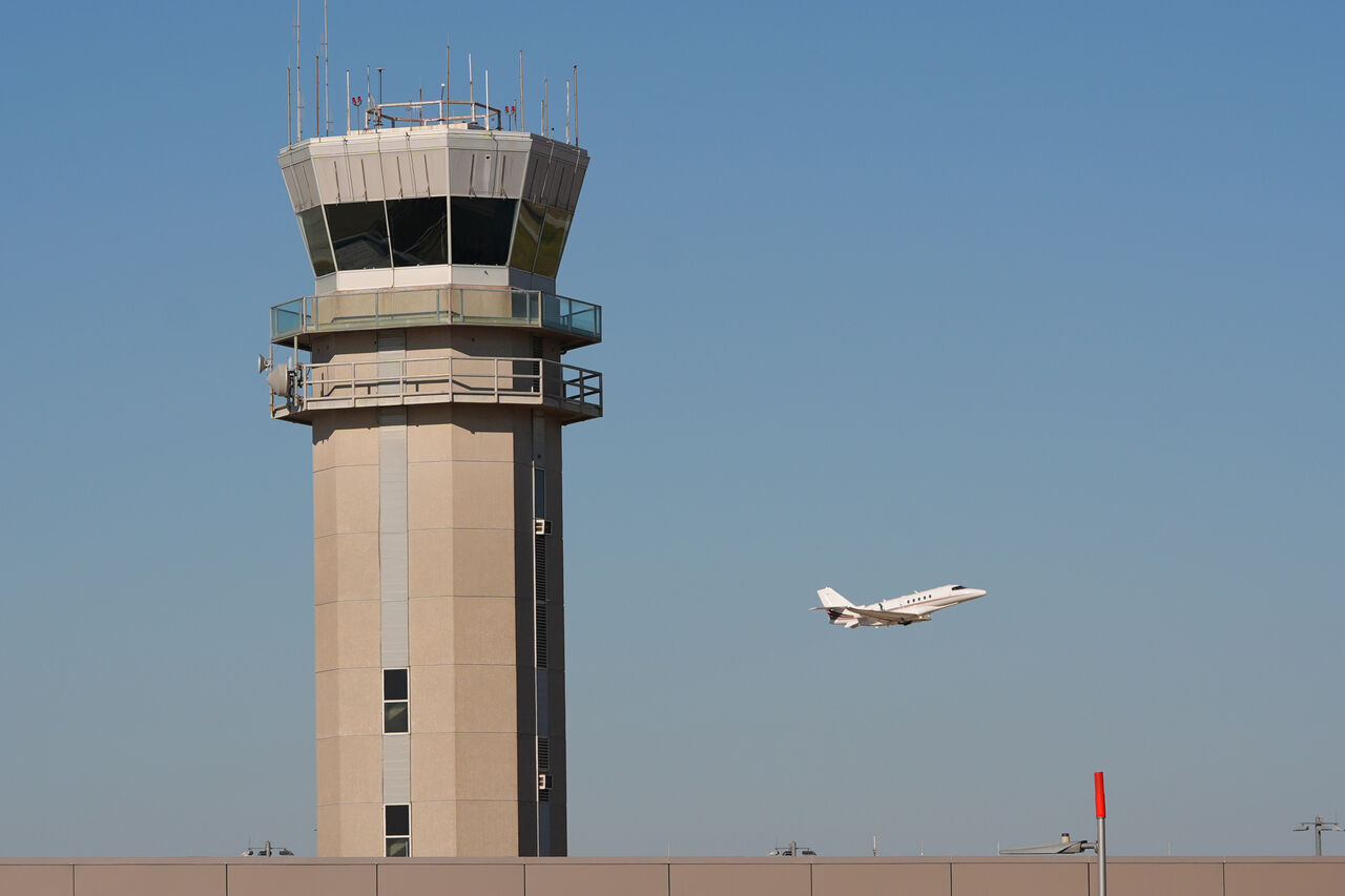 美政府繼續關門 感恩節空中交通恐停擺