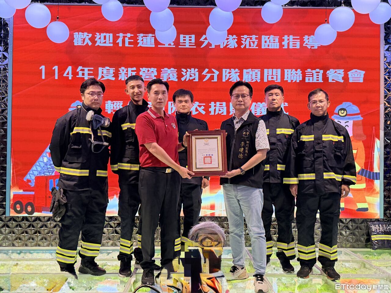 新營義消與善心人士捐60套防焰工作服 助消防員夏季打火更輕裝