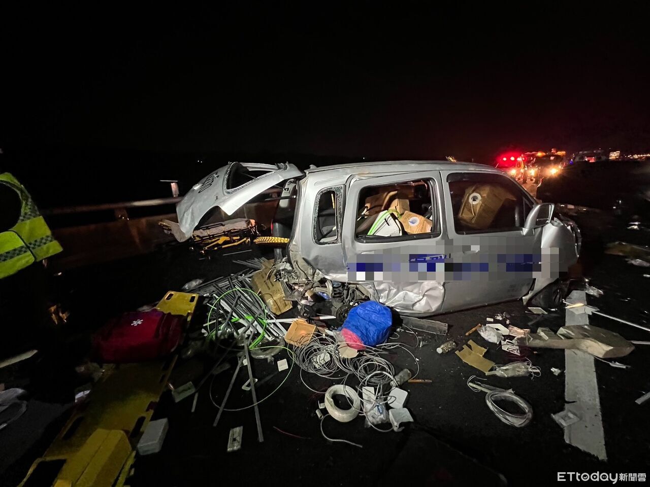 國3龍井段3車連環撞!2駕駛緊急送醫 零件噴滿地超慘畫面曝