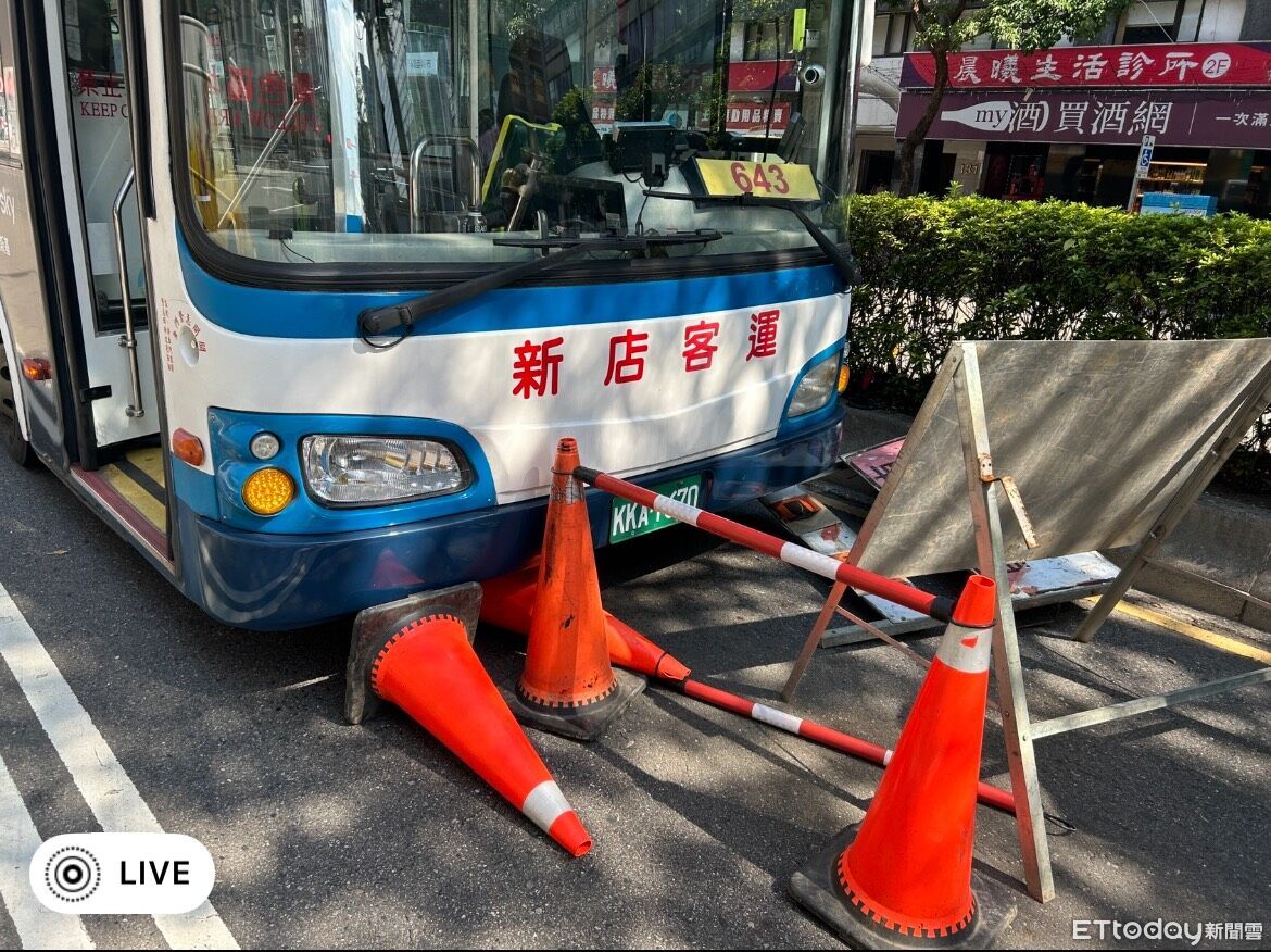 司機恍神!台市中山區公車撞施工告示牌 乘客一家三口受傷送醫
