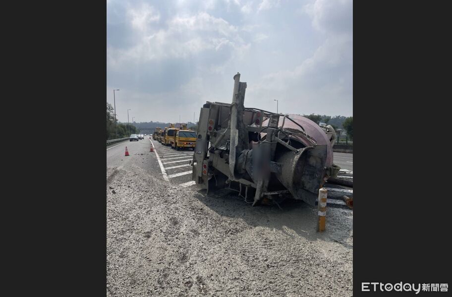 快訊/國3竹崎路段混凝土車翻覆!水泥流滿地 現場畫面曝光
