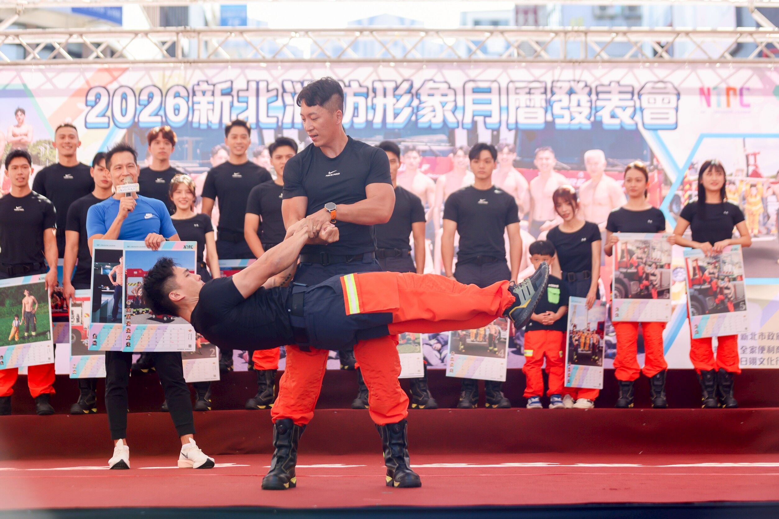 ▲2026新北消防形象月曆亮相。（圖／新北市新聞局提供）