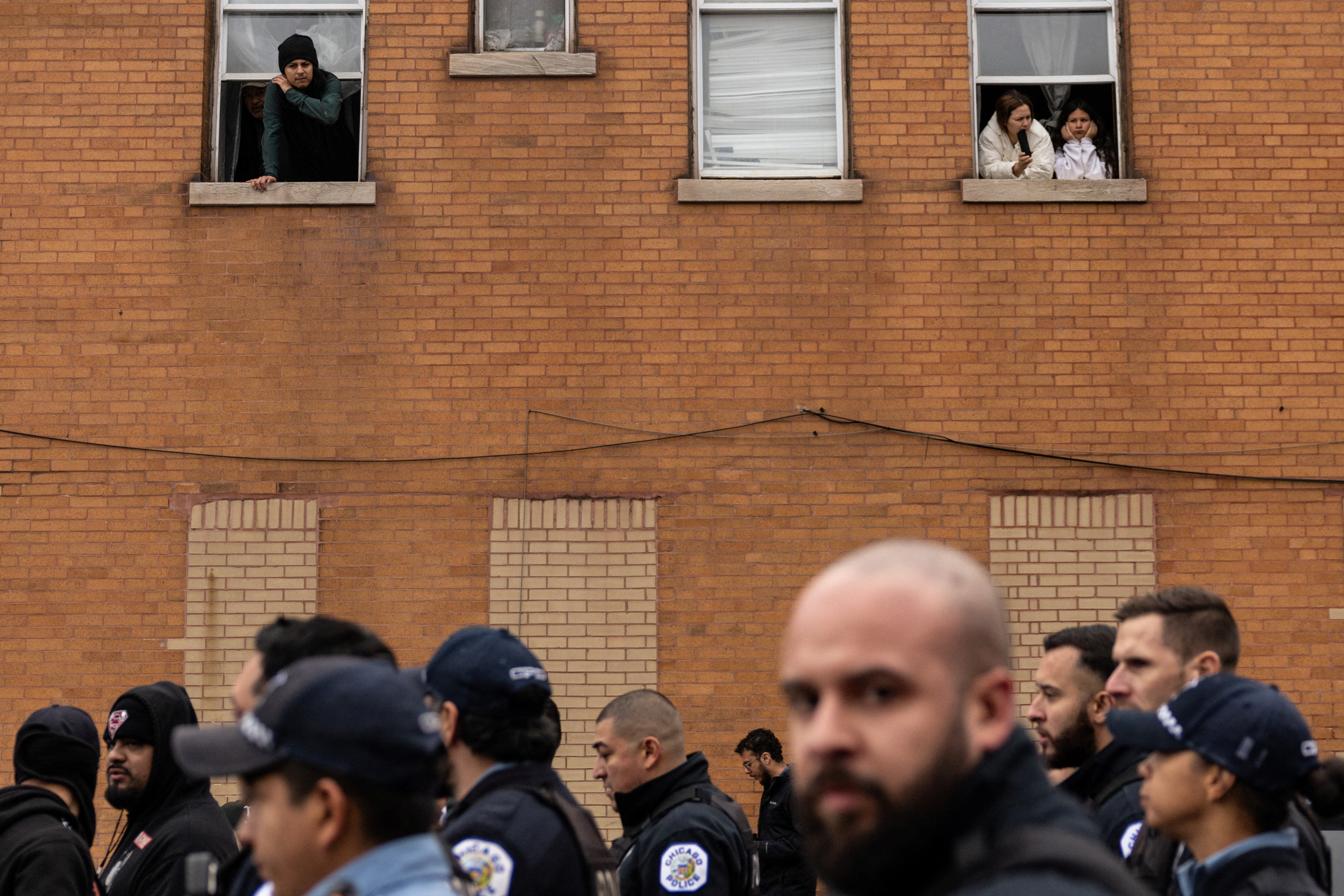 ▲▼美國芝加哥墨裔社區爆發執法衝突，男子疑似朝美國邊境巡邏隊（USBP）探員開槍，隨後逃離警車。（圖／路透）